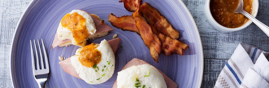 Bísquet con claras rellenas de queso tibio