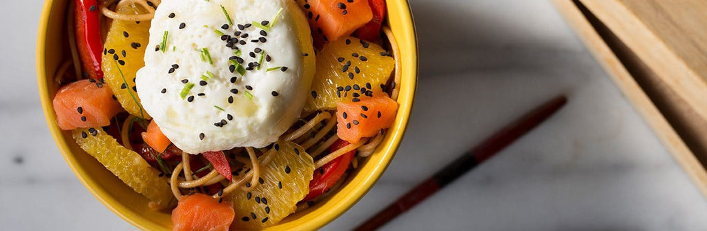 Ensalada de fideos alforfón con clara de huevo deshidratada